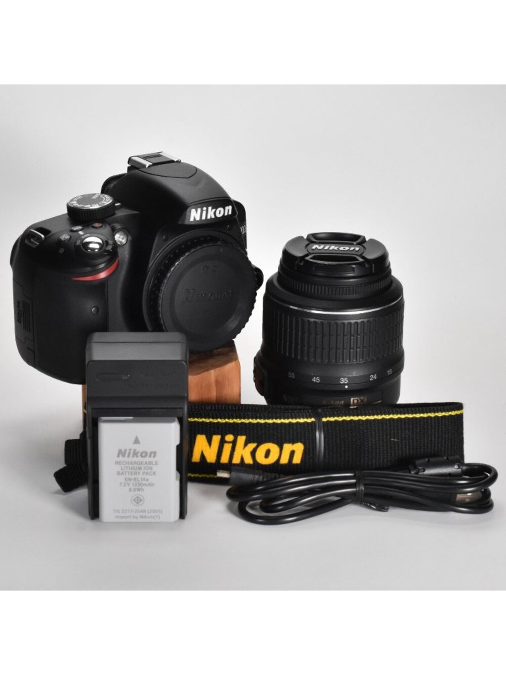 Nikon D3200 DSLR Camera 24.2MP Nikon AF-S 18-55mm Zoom Lens 1.415 Clicks MINT